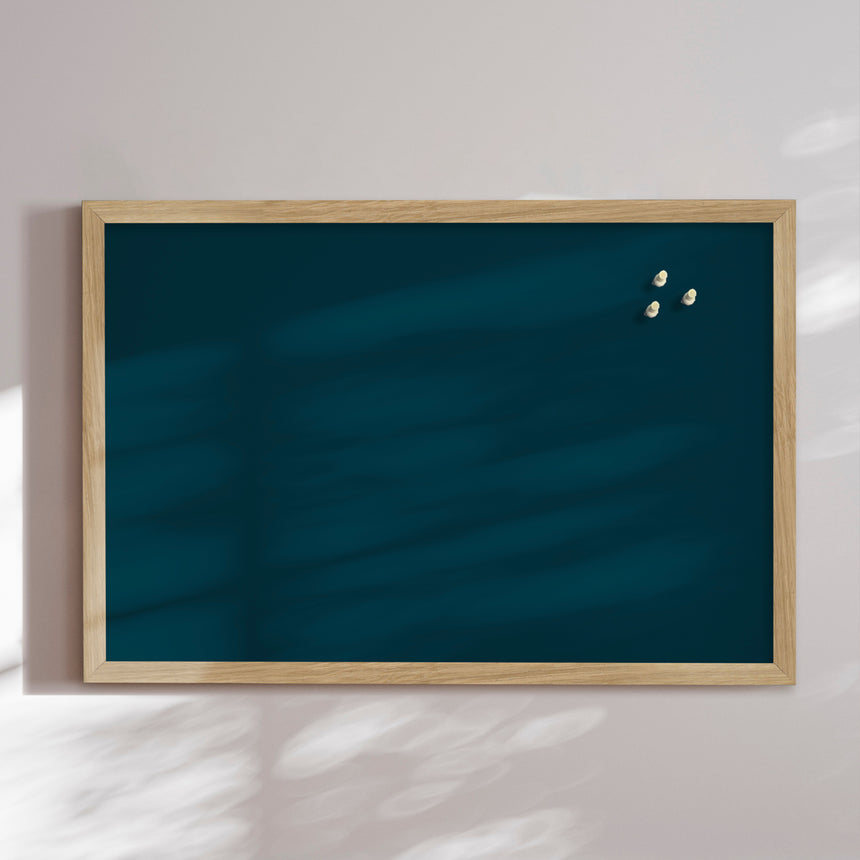 Opslagstavle med egetræsramme - Midnight Teal