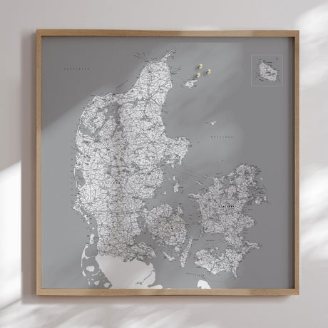 Danmarkskort i egetræsramme - Grey - Opslagstavle - Incado