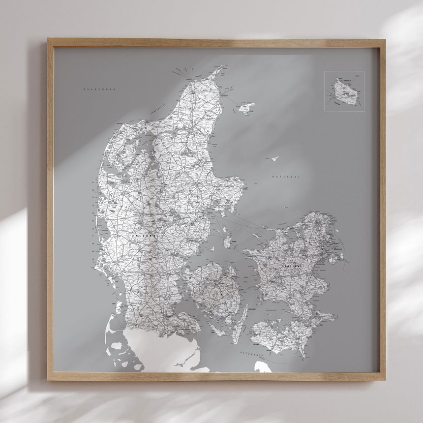 Danmarkskort i egetræsramme - Grey - Plakat - Incado