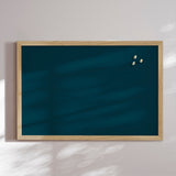 Opslagstavle med egetræsramme - Midnight Teal