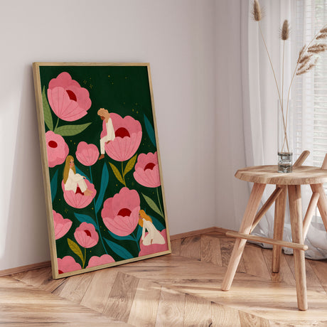 Plakat - Three Women Stitting on Large Pink Flowers - Bea Müller